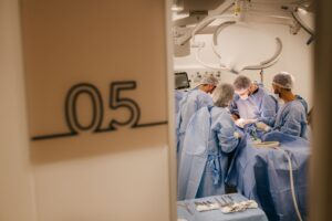 Equipe médica realizando cirurgia em centro cirúrgico hospitalar.