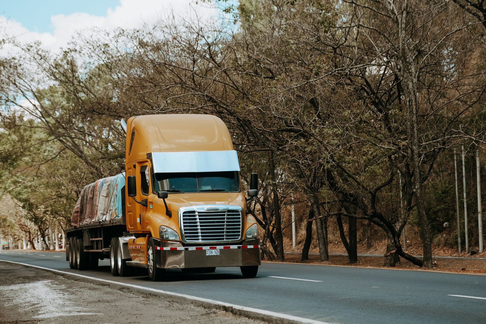 Caminhão de carga trafegando em rodovia, ilustrando a nova lei do frete e o CIOT obrigatório