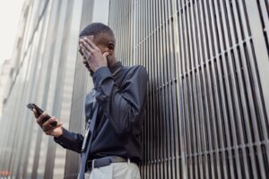 Homem preocupado olhando uma mensagem no celular