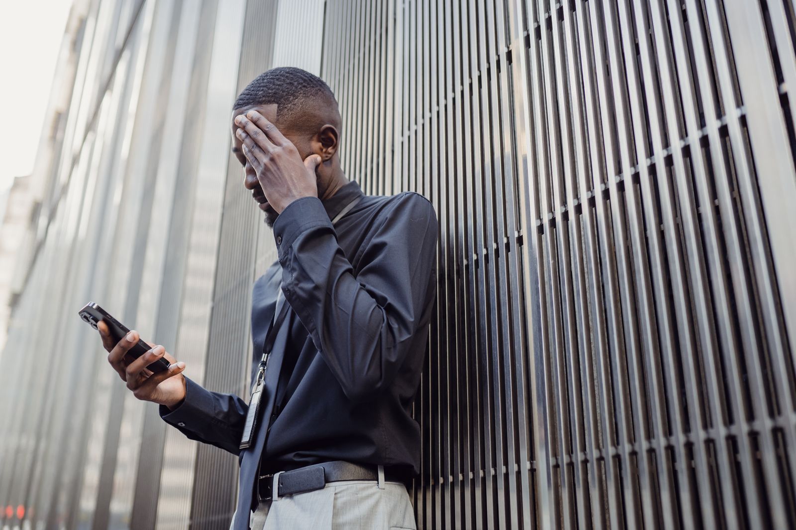 Homem preocupado olhando uma mensagem no celular