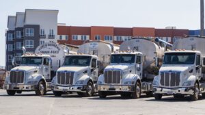 Caminhoes de carga estacionados em fila em patio industrial